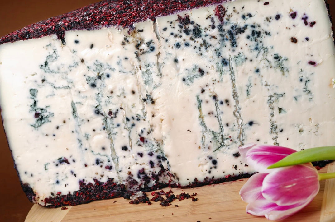 Erborinato di capra affinato con frutti di bosco e petali di rosa