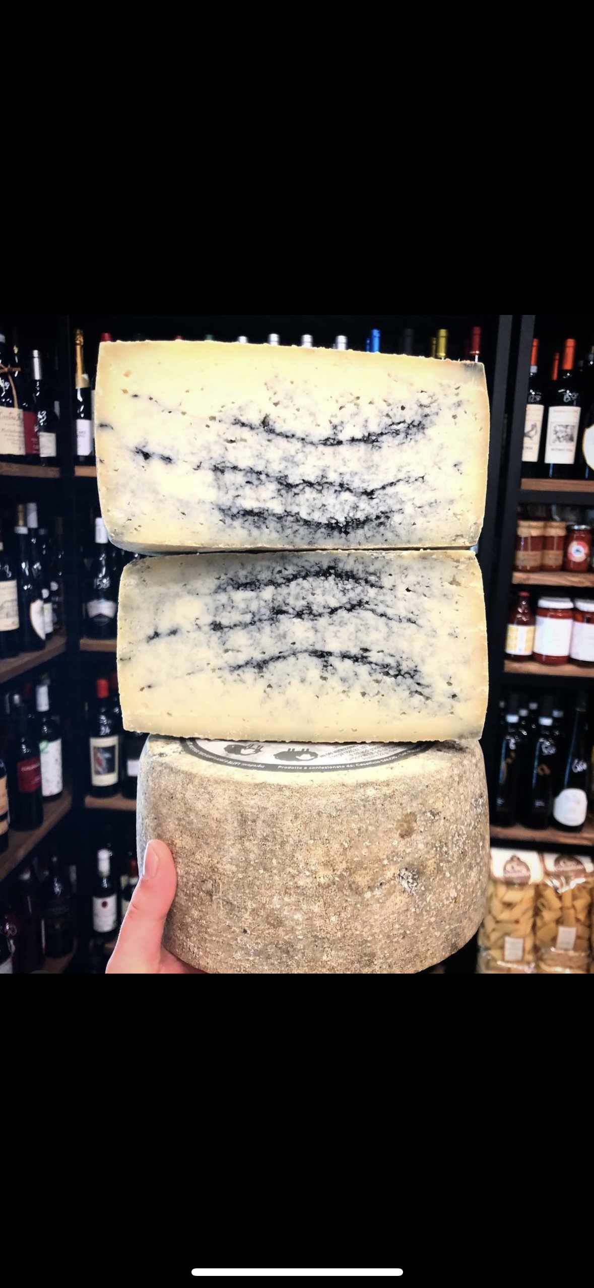 Marbled pecorino cheese with Siena truffle