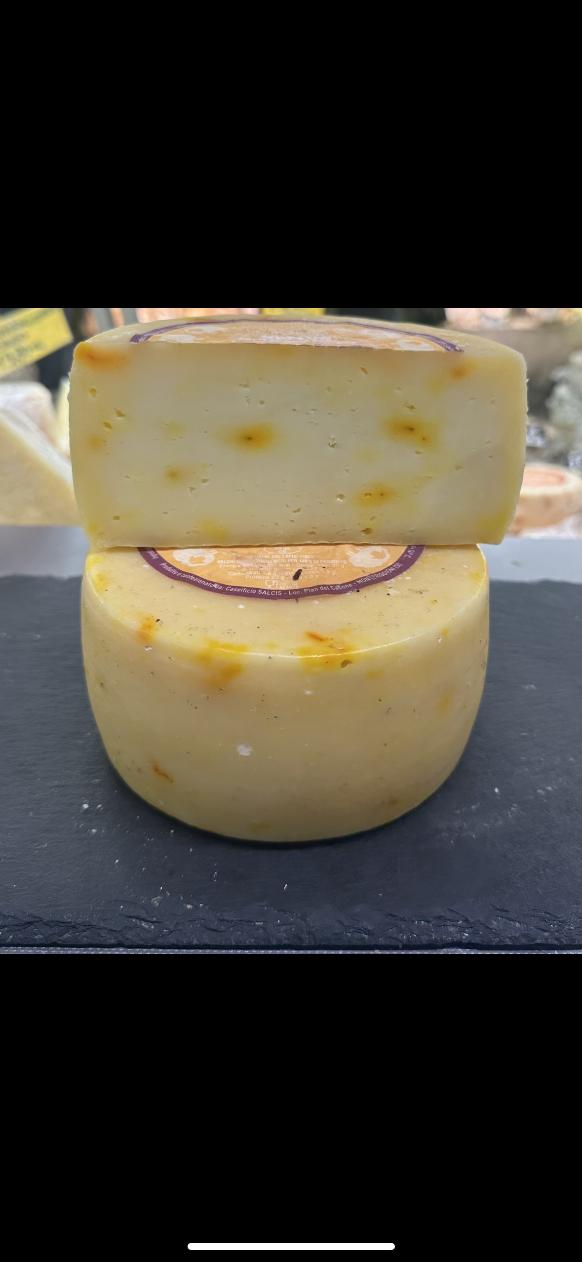 Sliced ​​Pecorino with Siena saffron